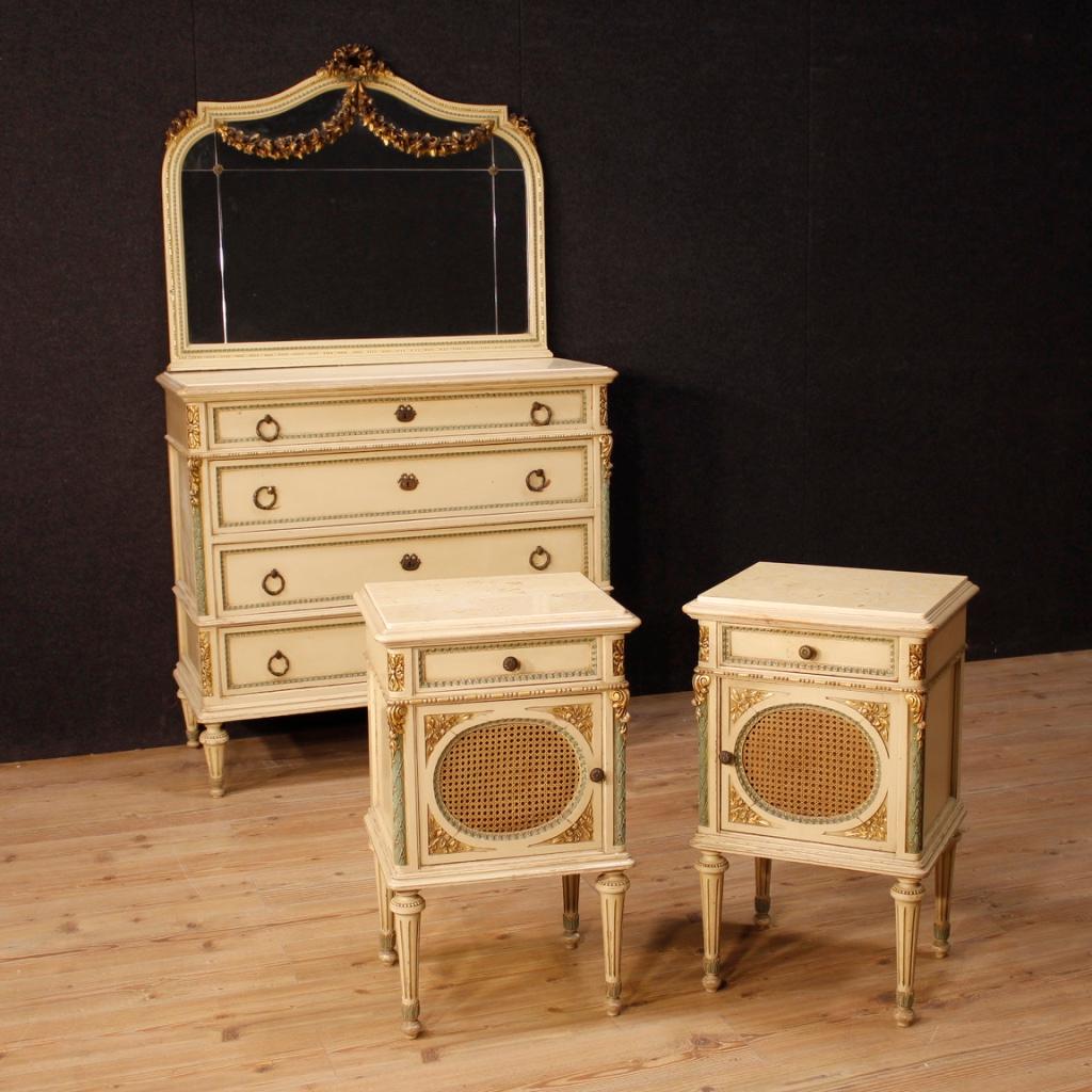 Italian dresser with mirror in Louis XVI style from 20th century. Furniture in beautiful line and nice decor in carved, lacquered and gilded wood. Commode with four drawers of good capacity and service with marble top in good condition. Mirror
