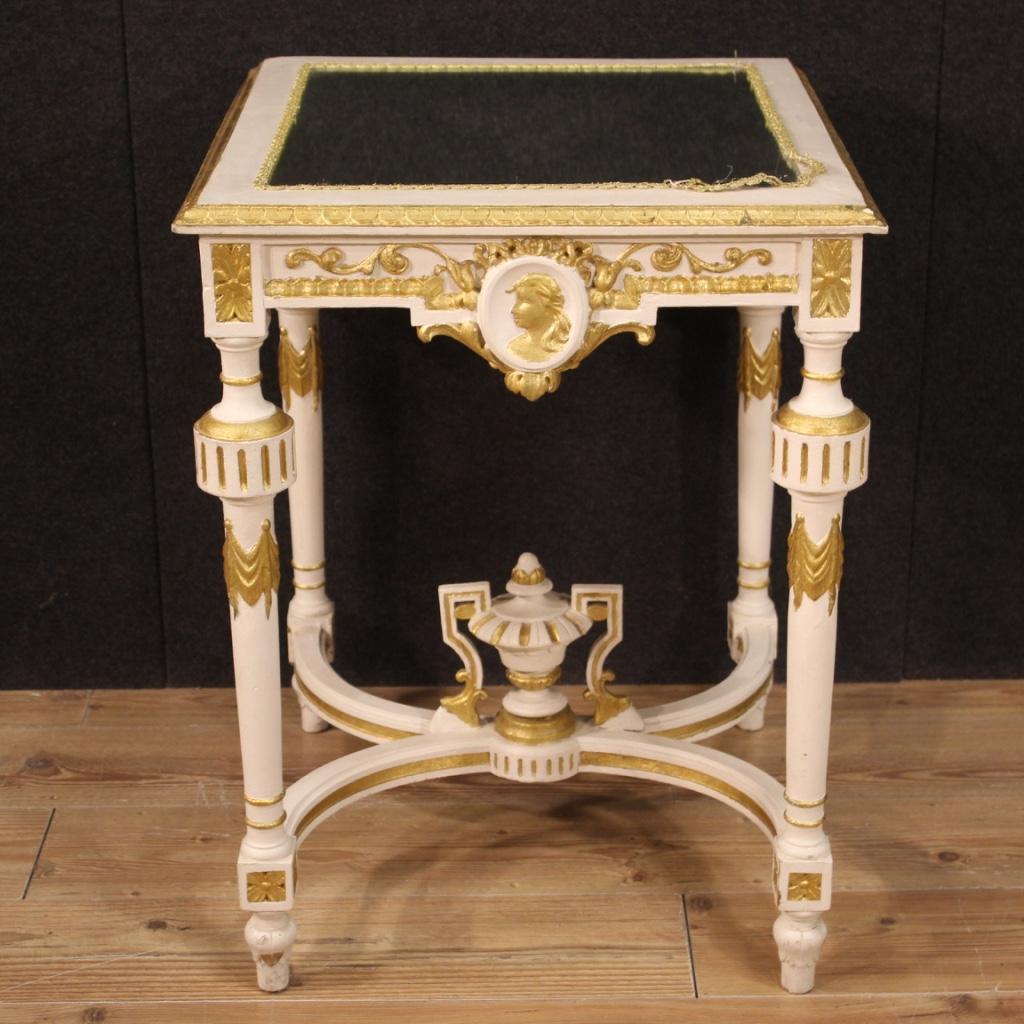 Italian side table from the mid-20th century. Furniture of particular shape and construction in carved, painted and gilded wood. Side table to which the wooden top has been replaced with a built-in mirror, with some scratches (see photo). Corner