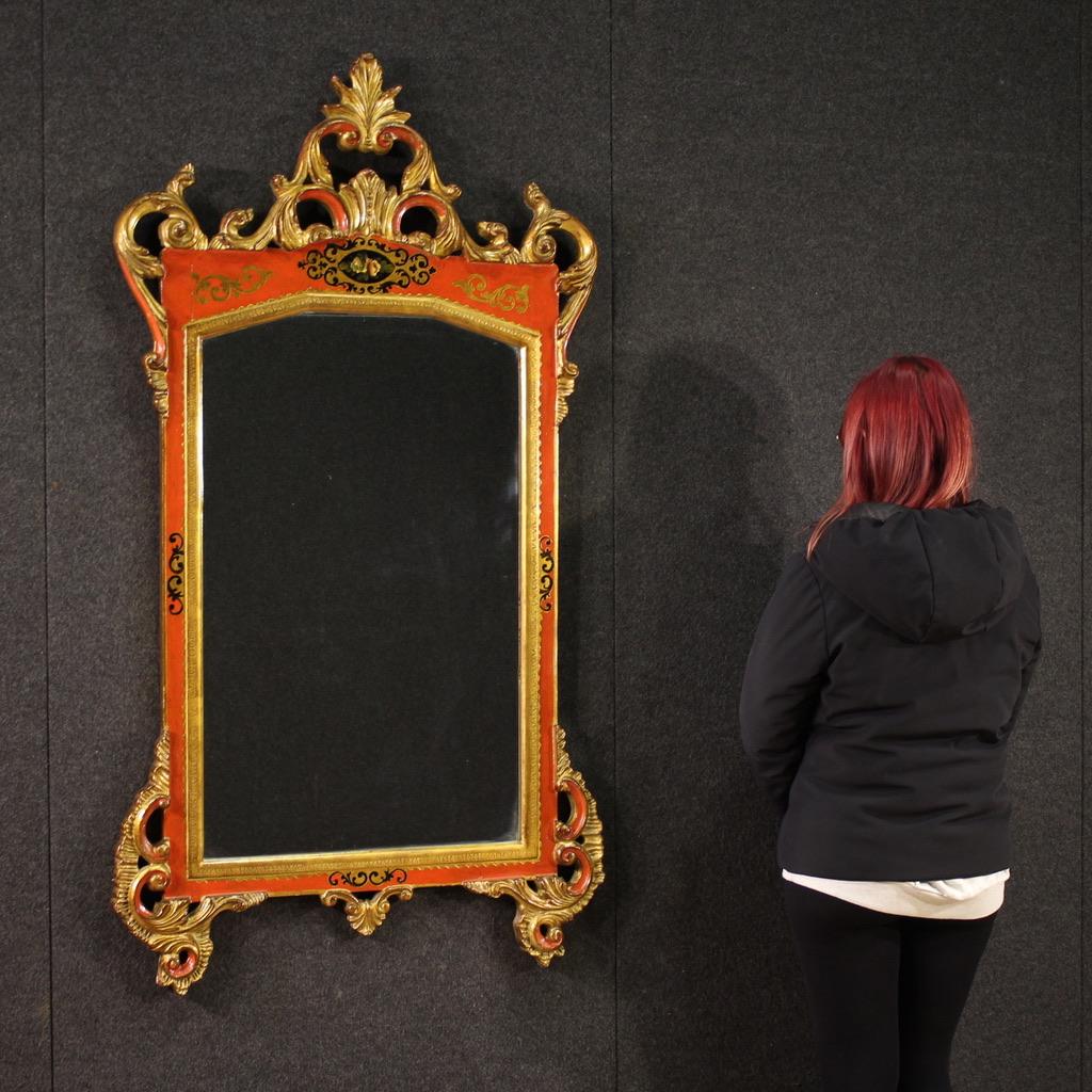 Tuscan mirror from the second half of the 20th century. Finely carved, lacquered, gilded and painted furniture with very pleasant floral decorations. Original mirror perfectly reflecting. Ideal mirror to match a chest of drawers, folding table or