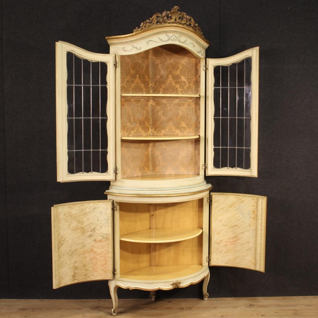 armario esquinero veneciano de madera lacada dorada del siglo XX, 1970 2