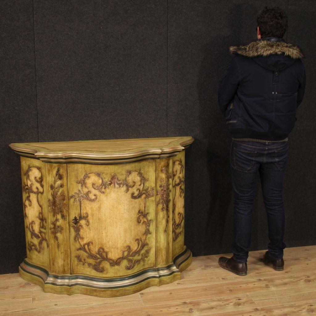 Large Venetian sideboard from the 20th century. Moved and rounded furniture in lacquered, painted and chiseled wood with relief decorations (see picture) of great pleasure. Sideboard with one door, complete with working key, equipped with a internal