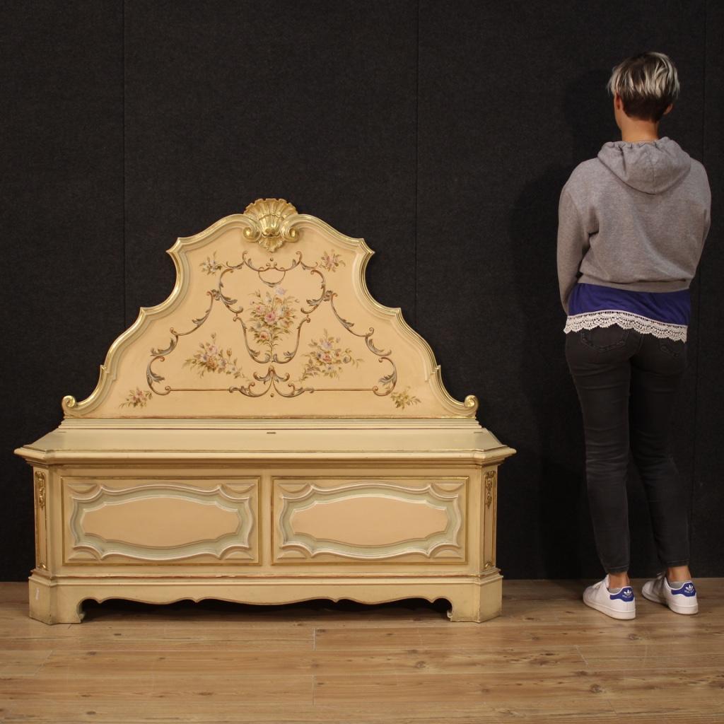 Banc vénitien du XXe siècle. Meubles en bois laqué, doré et peint aux belles lignes et au décor agréable. Coffre à plateau ouvrant d'excellente capacité équipé dans sa partie supérieure d'un dossier richement peint à la main (voir photo) avec des