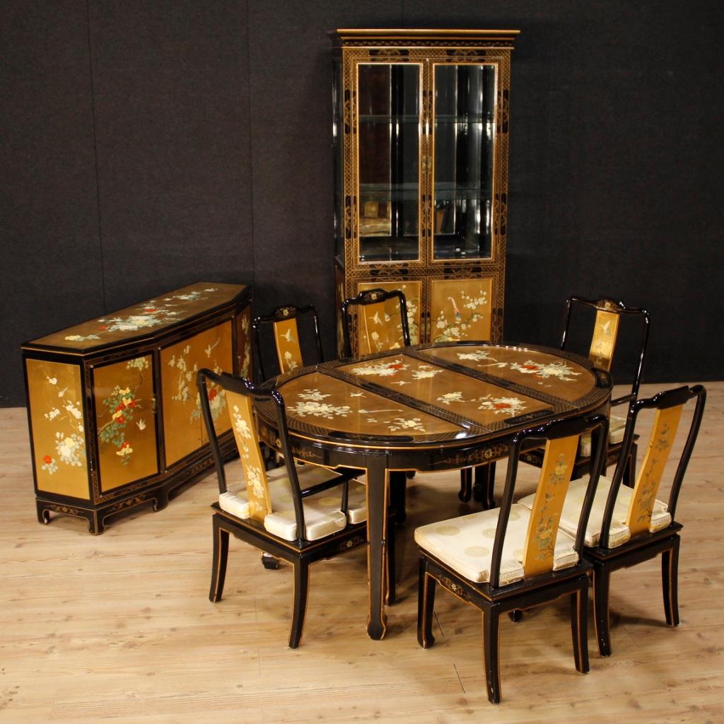 Französischer Tisch aus der zweiten Hälfte des 20. Jahrhunderts. Möbel aus lackiertem, vergoldetem und bemaltem Holz mit Chinoiserie-Dekoren von großer Qualität und Wirkung. Ausziehbarer Tisch, komplett mit origineller Verlängerung, die das