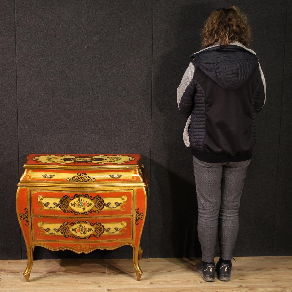 Small Tuscan dresser from the mid-20th century. A curved and rounded piece of furniture, richly lacquered, gilded and painted with floral decorations of great pleasure. A chest of drawers of excellent proportions, it can be easily placed in