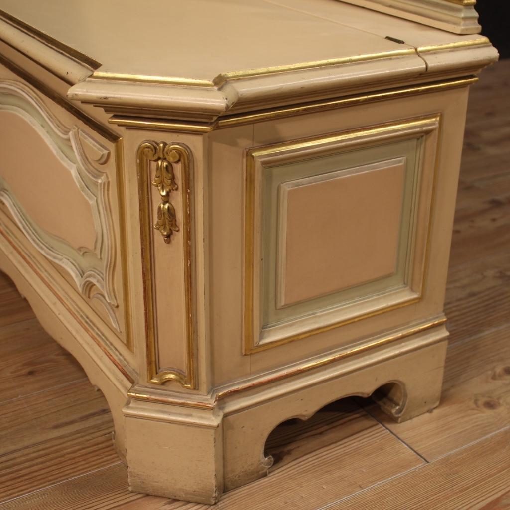 Coffre vénitien en bois laqué, peint et doré du 20e siècle, 1980 en vente 5