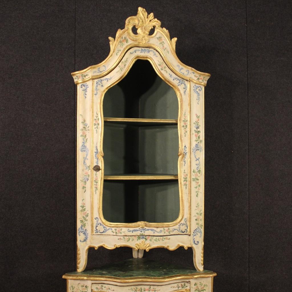 Venetian corner cupboard from the mid-20th century. Furniture of exceptional quality and pleasant decor in carved, lacquered, gilded and hand painted wood with floral decorations. Double body furniture of fabulous decoration that can be easily