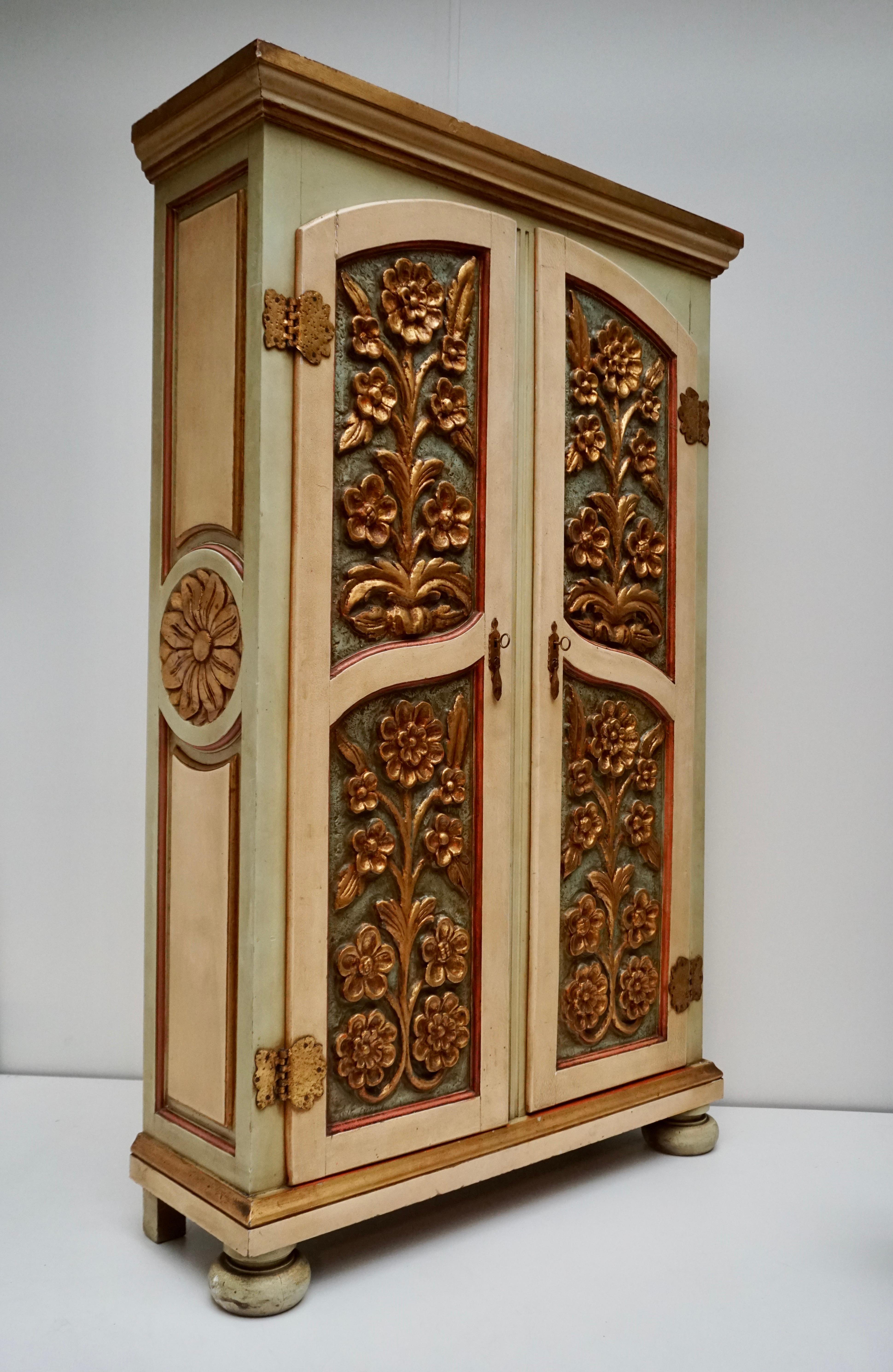 20th Century Lacquered Painted and Giltwood Italian Wardrobe, 1960 In Good Condition For Sale In Antwerp, BE