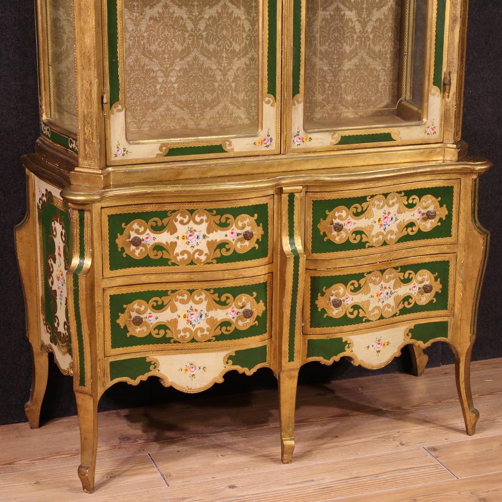 Italian 20th Century Lacquered, Painted and Gold Wood Florentine Vitrine, 1960 in vendita