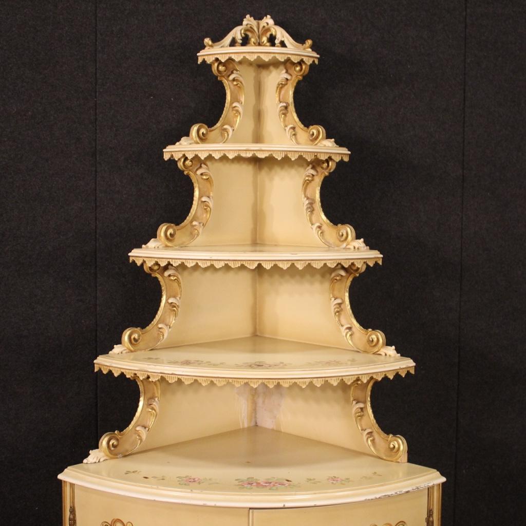 20th Century Lacquered Painted and Gold Wood Italian Corner Cabinet, 1960 Bon état - En vente à Vicoforte, Piedmont