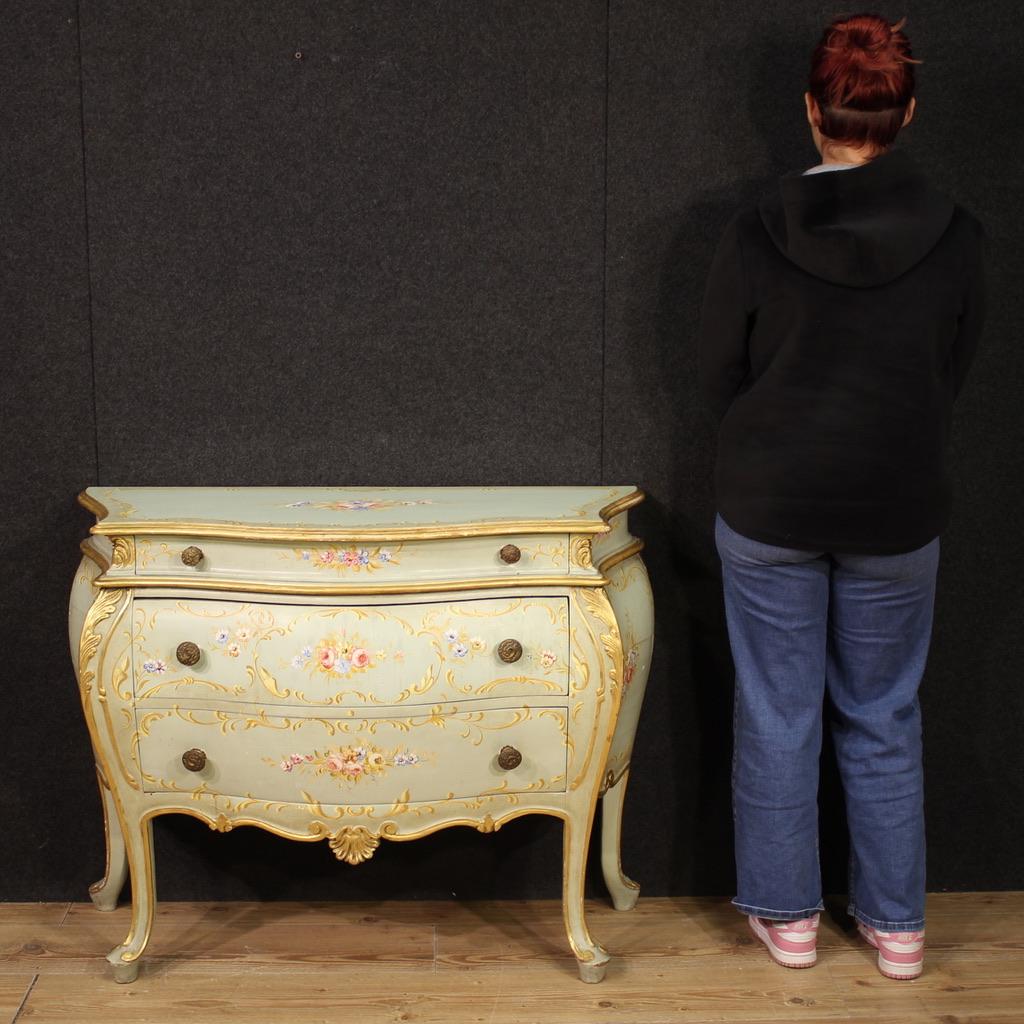 Un elegante comò veneziano della metà del XX secolo. Questi mobili curvi sono finemente intagliati, laccati, dorati e dipinti con squisite decorazioni floreali. Ha tre cassetti e un piano in legno, di buone dimensioni e funzionalità. Questo mobile