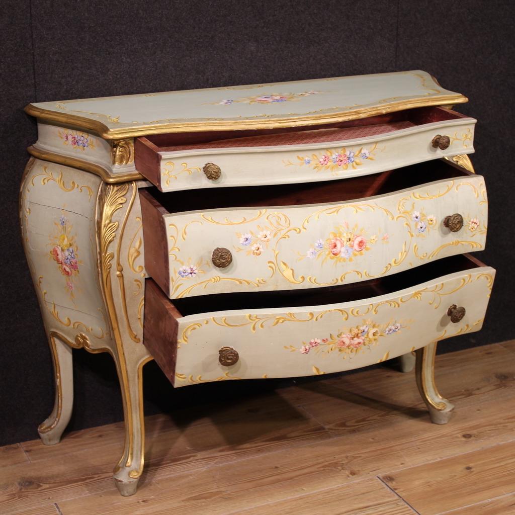 Italiano Comò veneziano del XX secolo laccato, dipinto e in legno dorato, 1950 in vendita