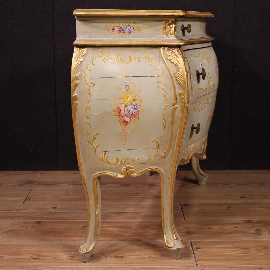 Comò veneziano del XX secolo laccato, dipinto e in legno dorato, 1950 In condizioni buone in vendita a Vicoforte, Piedmont