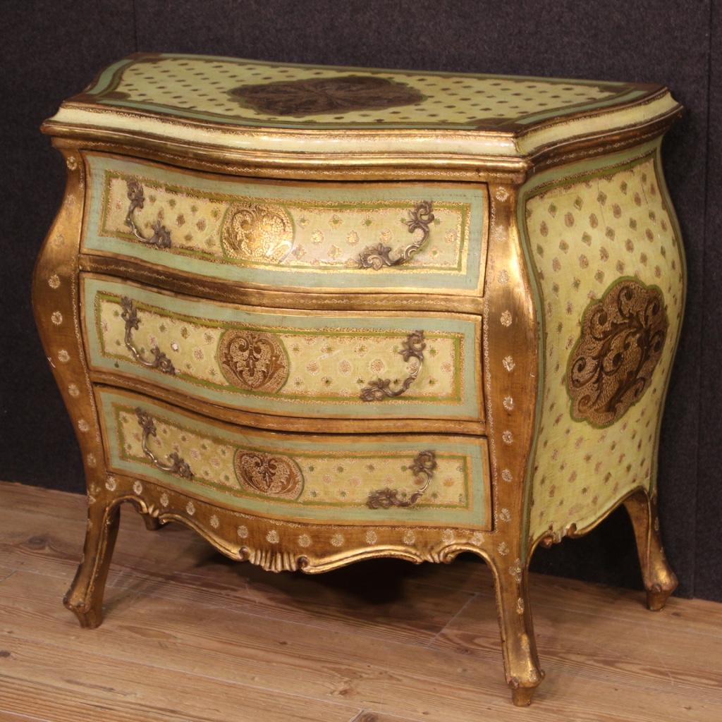 Elegant 20th century Tuscan chest of drawers. Moved and rounded furniture, in richly lacquered, gilded and chiseled wood. Commode of excellent proportion equipped with three front drawers of good capacity. Wooden top in character of good size and