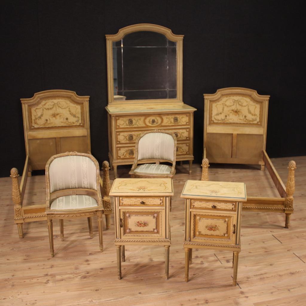 Italienische Kommode mit Spiegel aus der Mitte des 20. Jahrhunderts. Kommode aus lackiertem und handbemaltem Holz im Louis XVI-Stil, mit großem Dekor. Möbel mit drei Schubladen von ausgezeichneter Kapazität und Service, ideal für ein Schlafzimmer