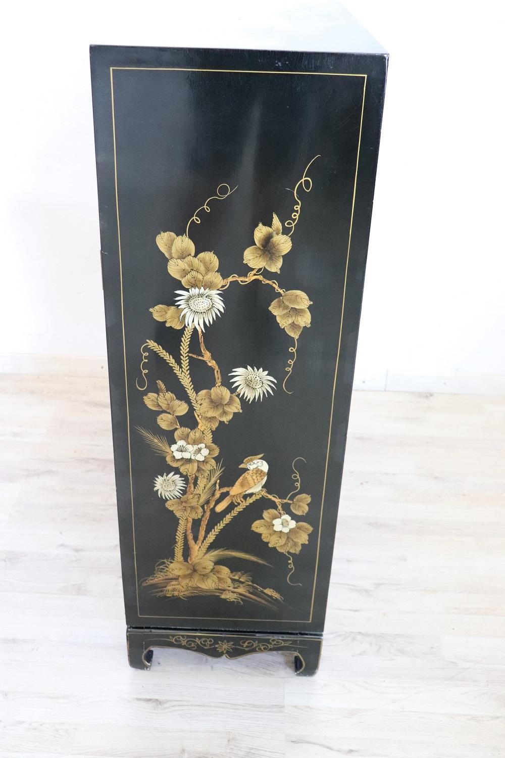 20th Century Lacquered Wood Cabinet with Hand Painted Japanese Decorations 6