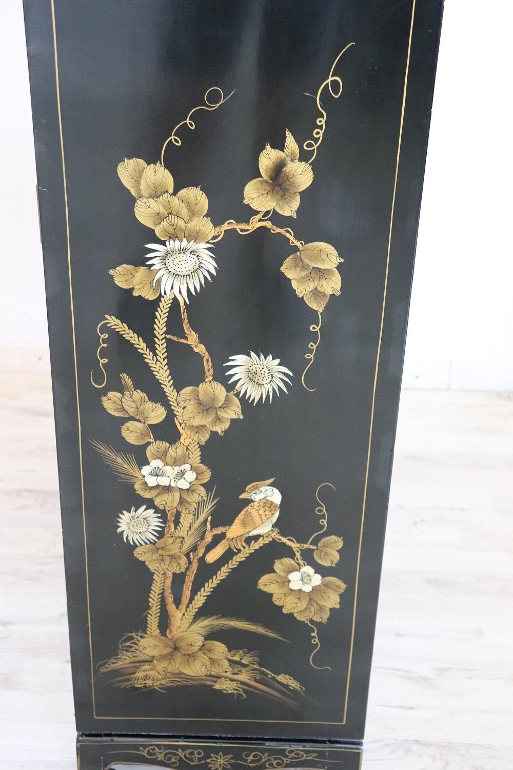 20th Century Lacquered Wood Cabinet with Hand Painted Japanese Decorations 7