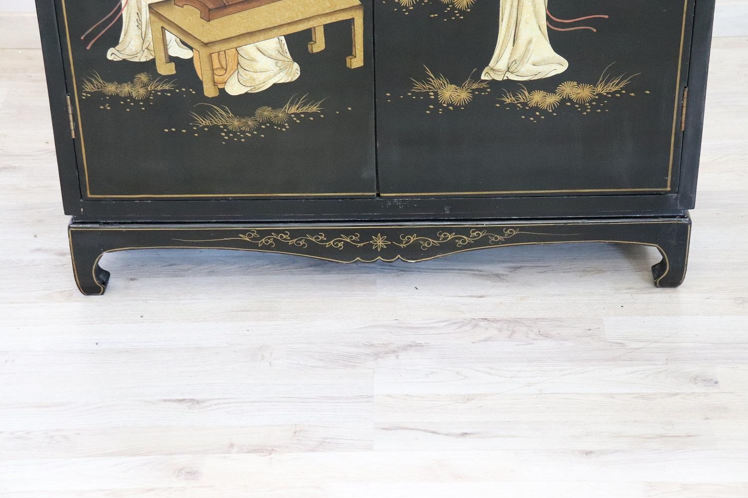 20th Century Lacquered Wood Cabinet with Hand Painted Japanese Decorations In Excellent Condition In Casale Monferrato, IT