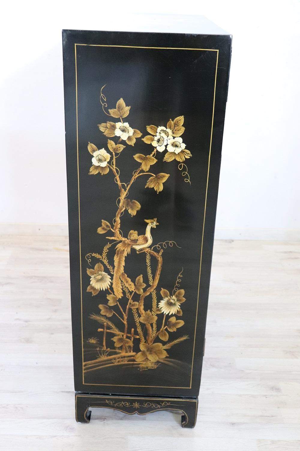 20th Century Lacquered Wood Cabinet with Hand Painted Japanese Decorations 4