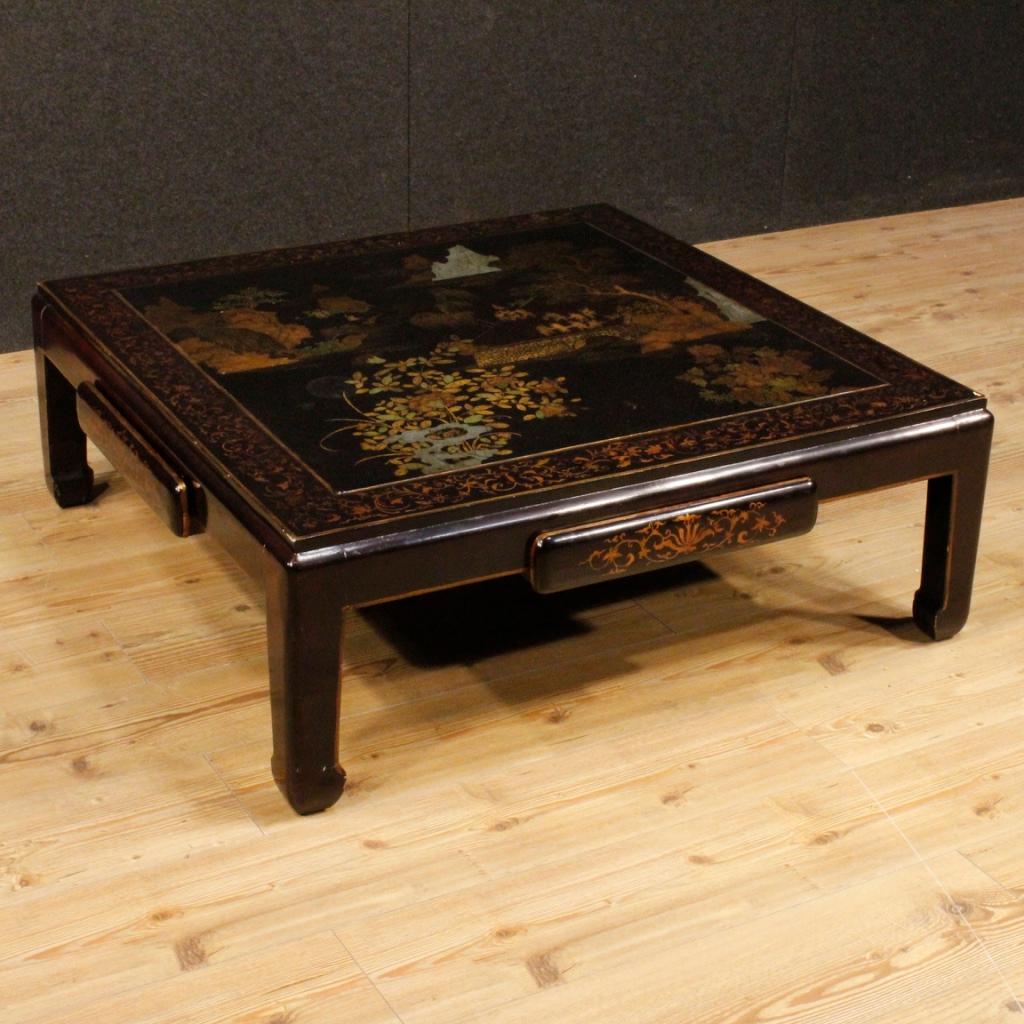 Chinese coffee table from the 20th century. Furniture of beautiful decoration and great service in carved, lacquered and adorned with landscape and oriental decorations wood. Coffee table with four side drawers of discreet capacity. Furniture ideal