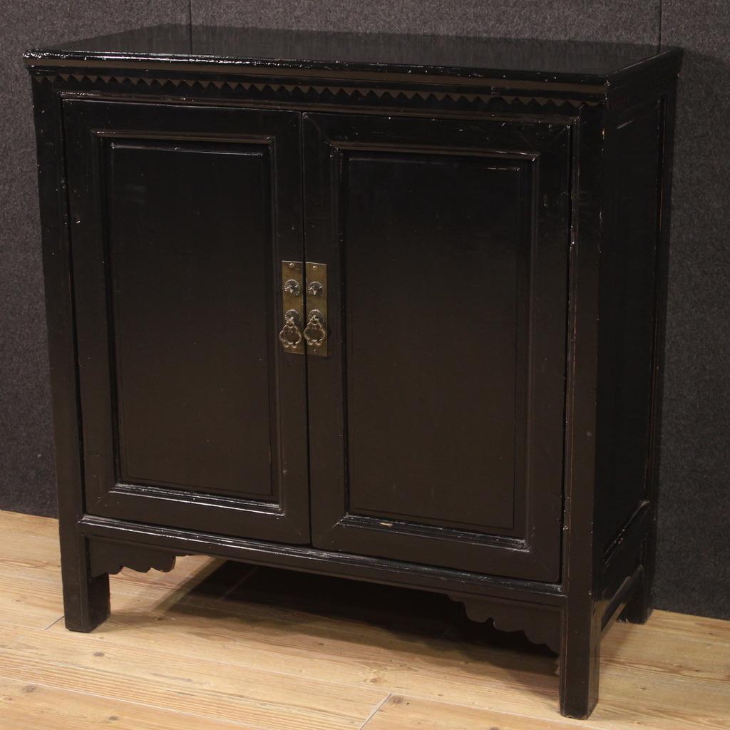 Mid-20th century Chinese sideboard. Furniture in carved and lacquered exotic wood with beautiful lines and pleasant decor. Two-door sideboard equipped with two internal drawers and two shelves plus a base, of excellent capacity. Wooden upper shelf
