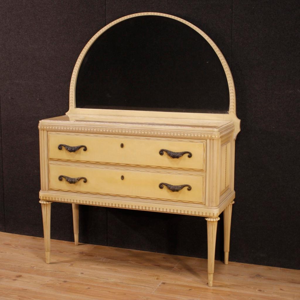 Laqué Commode italienne du 20ème siècle en bois laqué avec plateau en onyx et miroir, 1960
