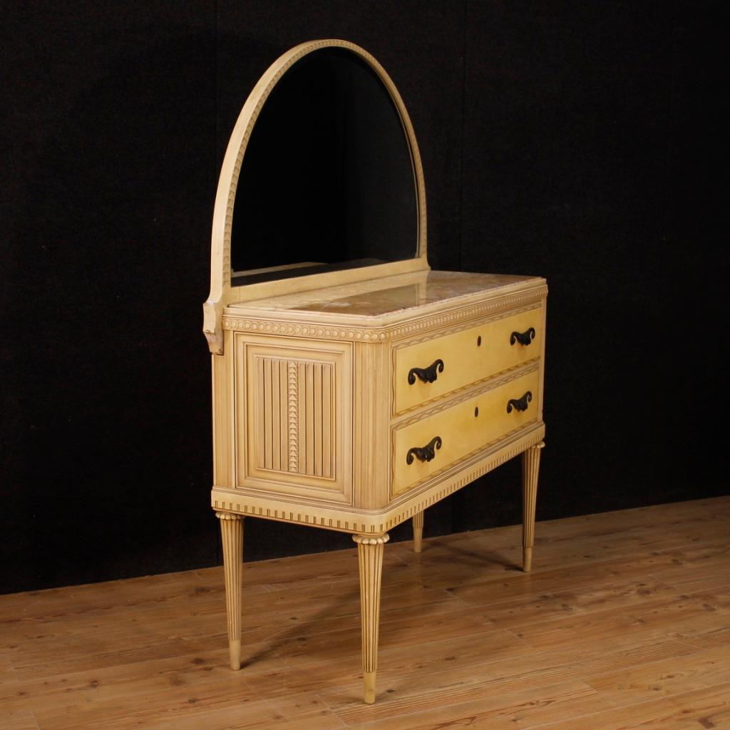 Commode italienne du 20ème siècle en bois laqué avec plateau en onyx et miroir, 1960 2