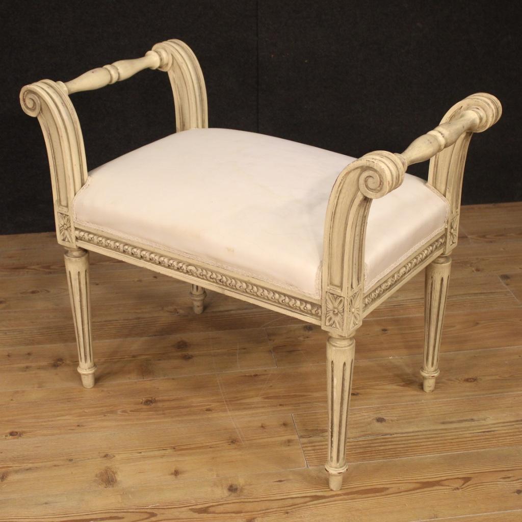 Italian bench from 20th century. Louis XVI style furniture in carved and lacquered wood of beautiful line and pleasant decor. Bench of excellent proportion equipped with lateral armrests, ideal to be placed in an entrance, bedroom or living room.