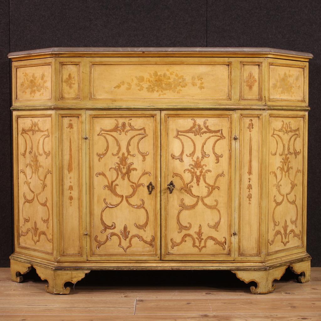 Venetian sideboard from the mid-20th century. Furniture in carved, lacquered and hand painted wood of beautiful lines and pleasant decor. Sideboard equipped with two central doors and top openable wooden top (see photo) of excellent capacity. Faux
