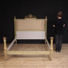 Lit double italien de style Louis XVI en bois laqué du XXe siècle, 1950