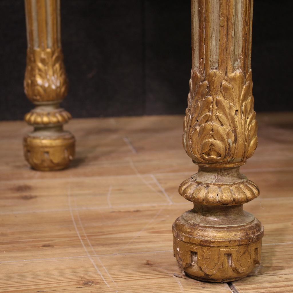 Console italienne de style Louis XVI en bois laqué du 20ème siècle avec plateau en marbre en vente 1