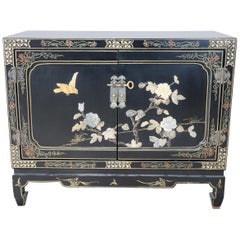 petit meuble en bois laqué du 20e siècle avec décorations chinoises en pierre ollaire