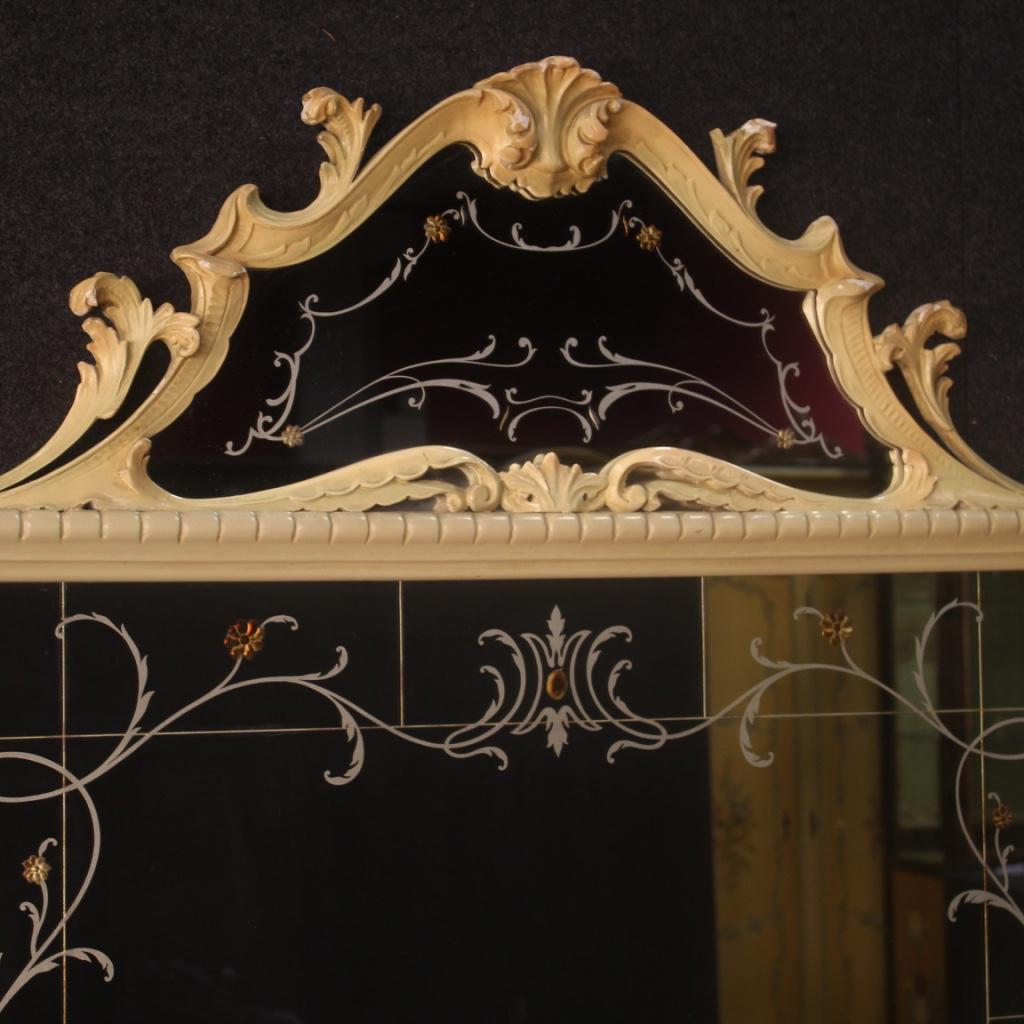 Great Italian mirror from 20th century. Furniture in carved and lacquered wood with floral decorations. Mirror complete with original mirrors pleasantly inlaid and painted. Ideal furniture to combine with a bureau or dresser. Wooden elements that