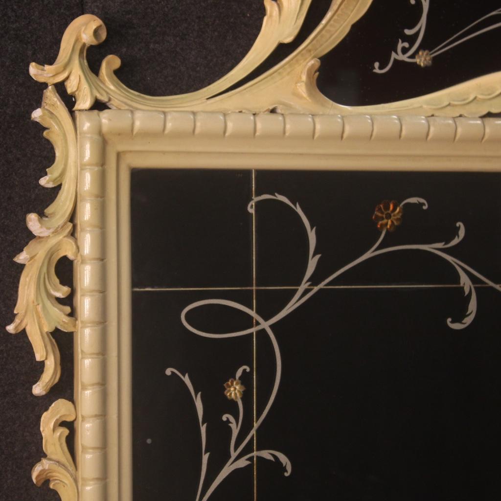 20th Century Lacquered Wood with Floral Decorations Italian Mirror, 1960 In Good Condition For Sale In Vicoforte, Piedmont