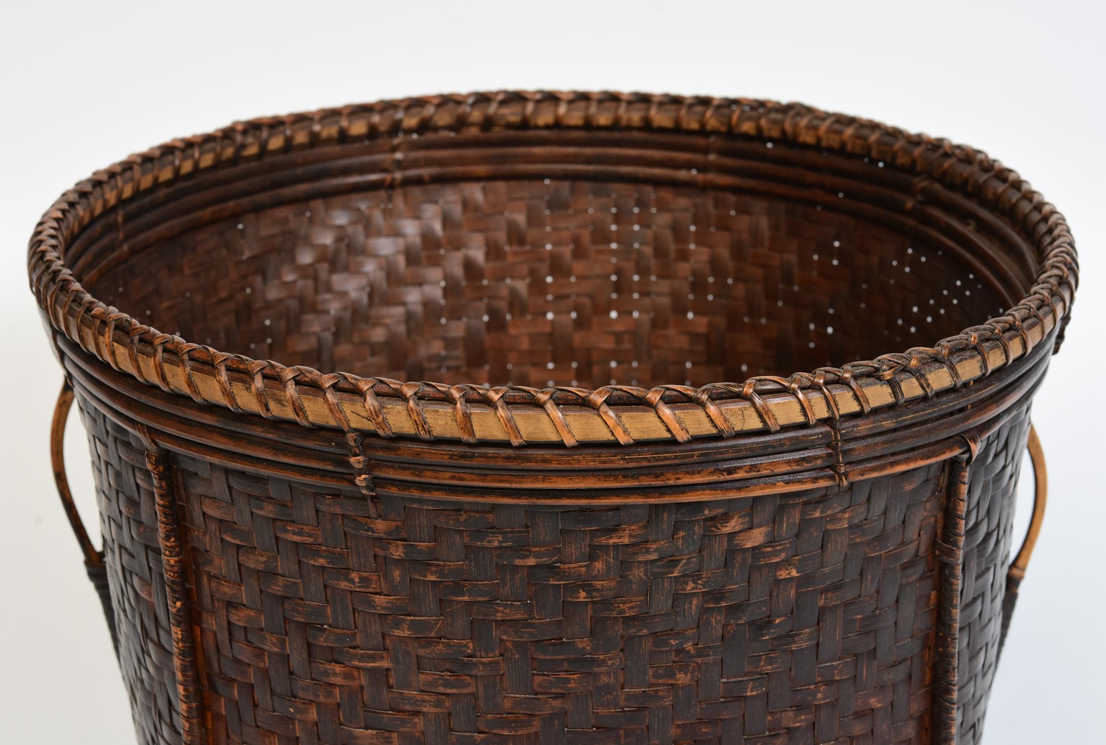 Laos bamboo basket with cover.

Age: Laos, 20th Century
Size: Height 21.8 C.M. / Diameter 27 C.M.
Condition: Nice condition overall.