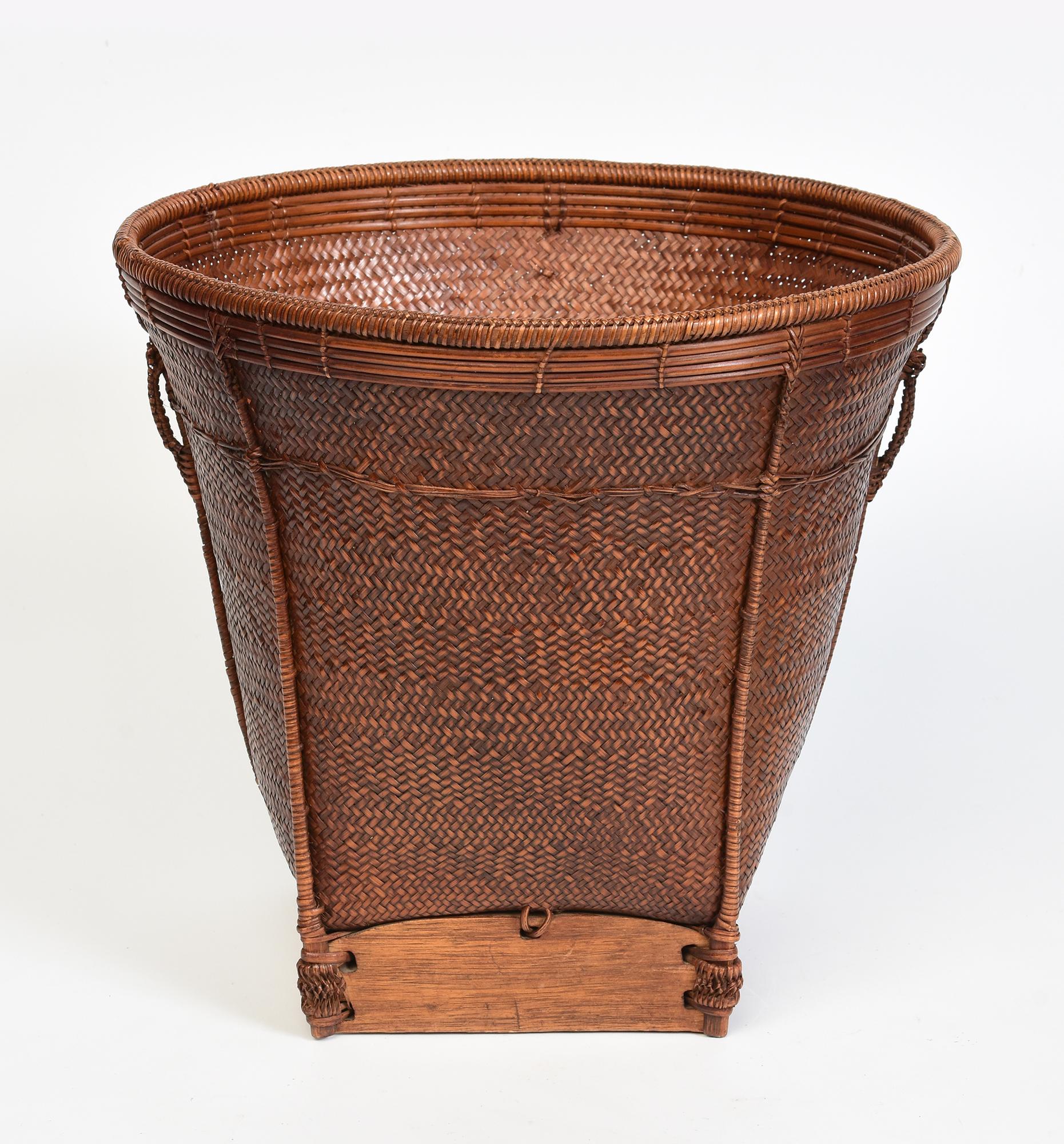 Laos bamboo basket.

Age: Laos, 20th Century
Size: Height 23.7 C.M. / Diameter 26 C.M.
Condition: Nice condition overall.