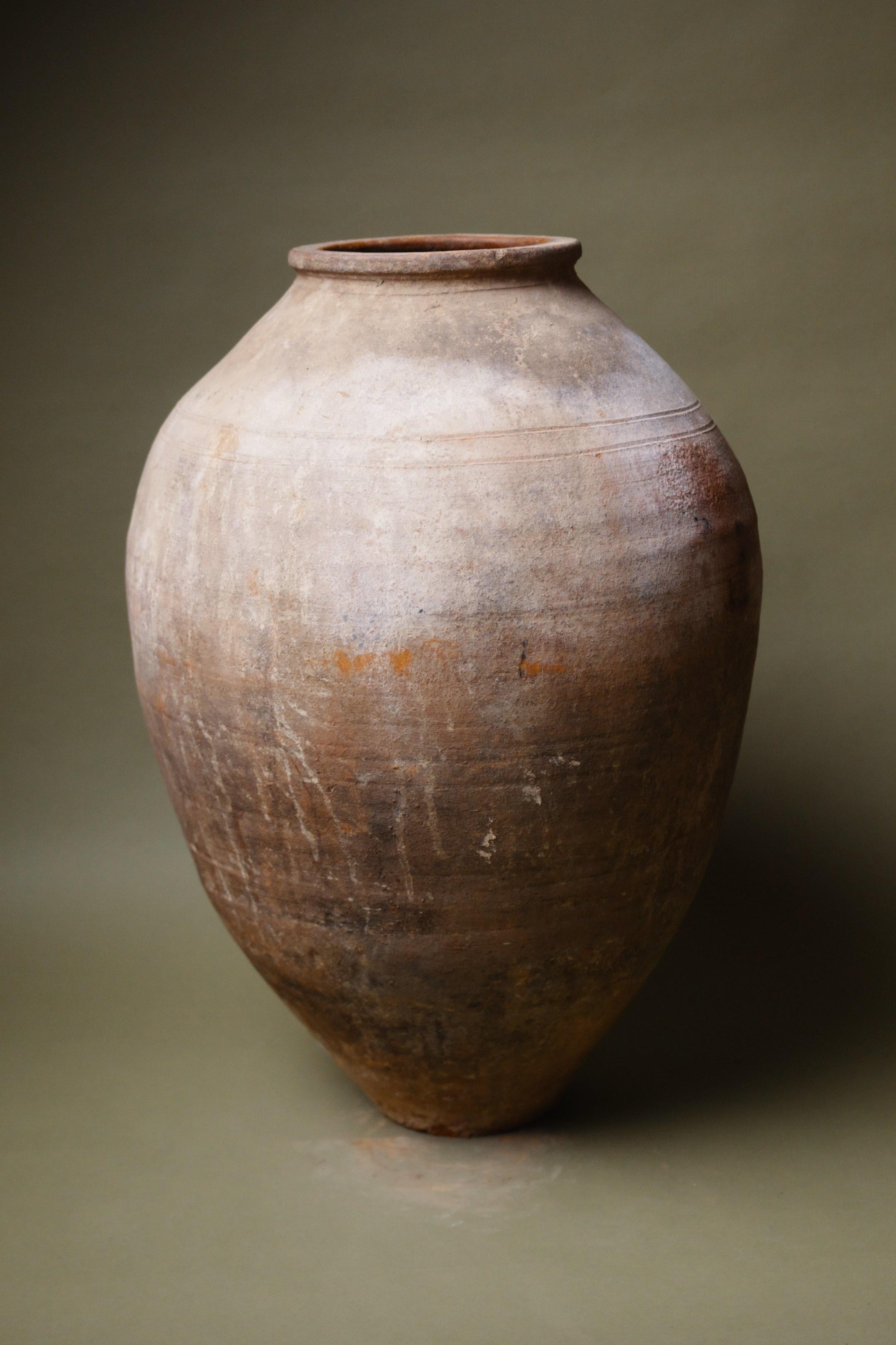 Intagliato a mano Grande vaso in terracotta anatolica del 20° secolo in vendita
