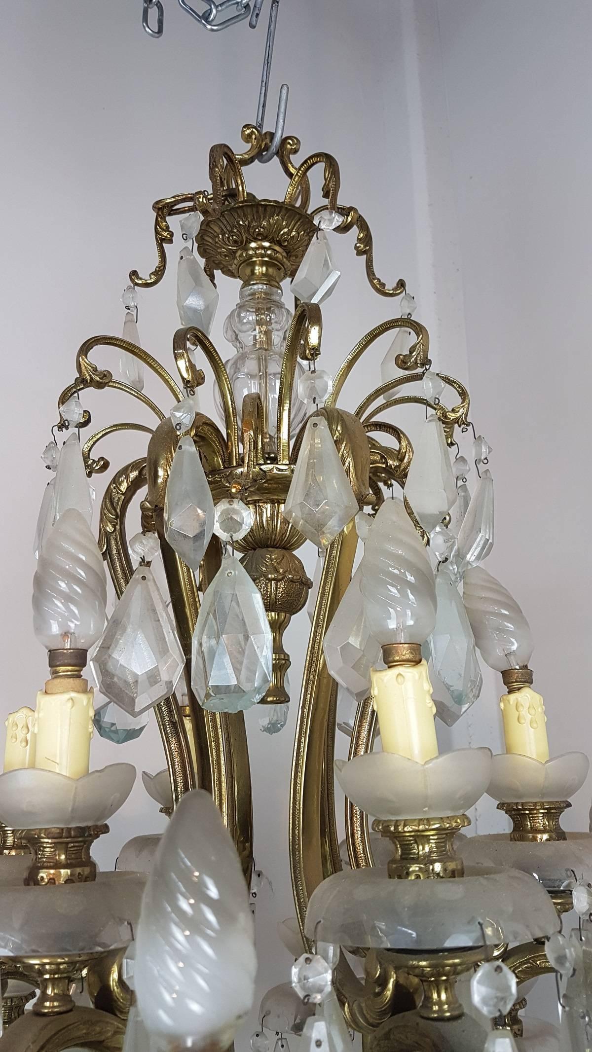 Italienischer Kronleuchter aus vergoldeter Bronze und Kristallen des 20. Jahrhunderts (Vergoldet) im Angebot