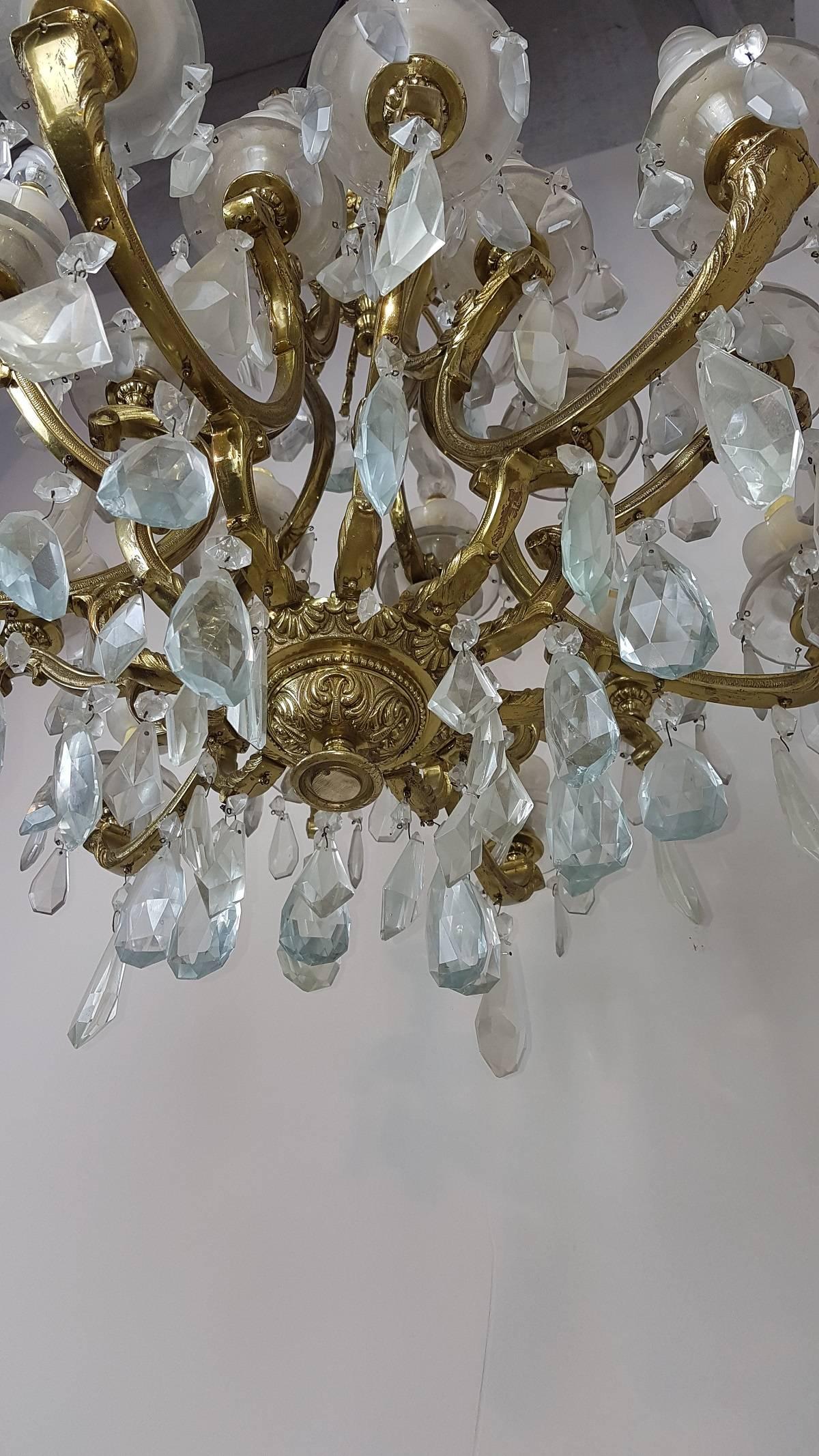 20th Century Italian Gilded Bronze and Crystals Chandelier In Good Condition For Sale In Casale Monferrato, IT