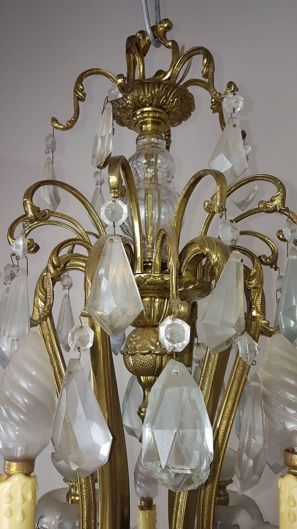 Lampadario italiano in bronzo dorato e cristalli del XX secolo in vendita 1