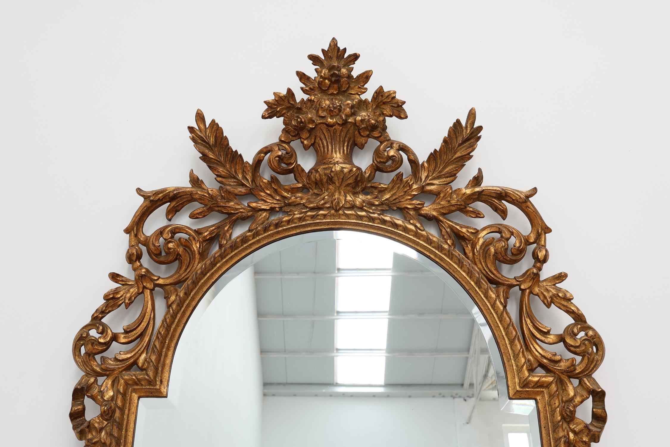 Belgique / 1950 / Miroir / Deknudt / bois, résine / Milieu du siècle / Baroque / Rococo 

Impressionnant grand miroir rectangulaire encadré d'or avec sommet arrondi, de style baroque, à patine ancienne. Le cadre est richement décoré de motifs