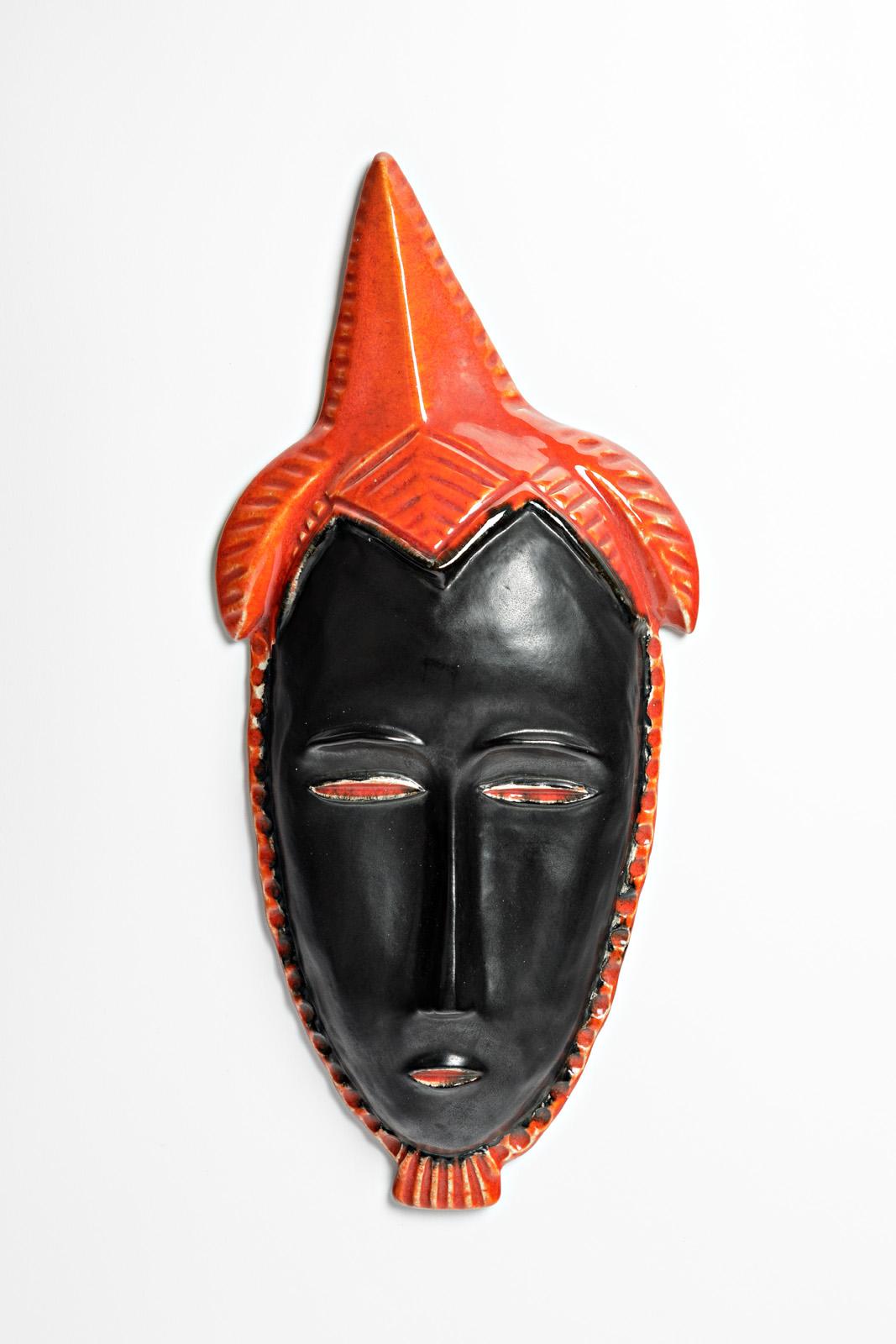 Missy Annecy

Large black and orange africanist ceramic mask

Original perfect condition

Signed

Realised circa 1950

Measures: Height 33 cm
Large 15 cm
Depth 4 cm.