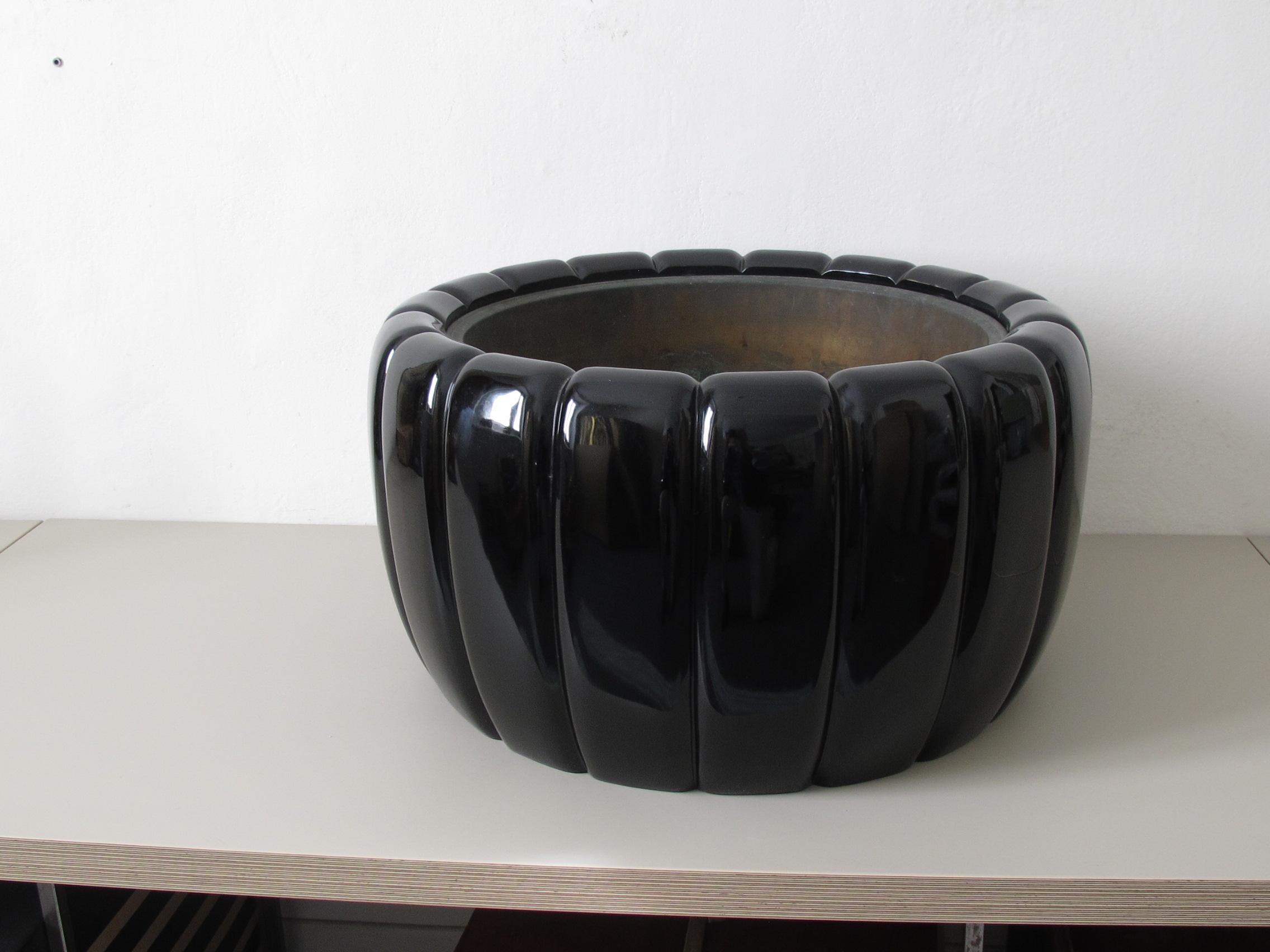20th Century Large Black Lacquered Wood Hibachi For Sale 1