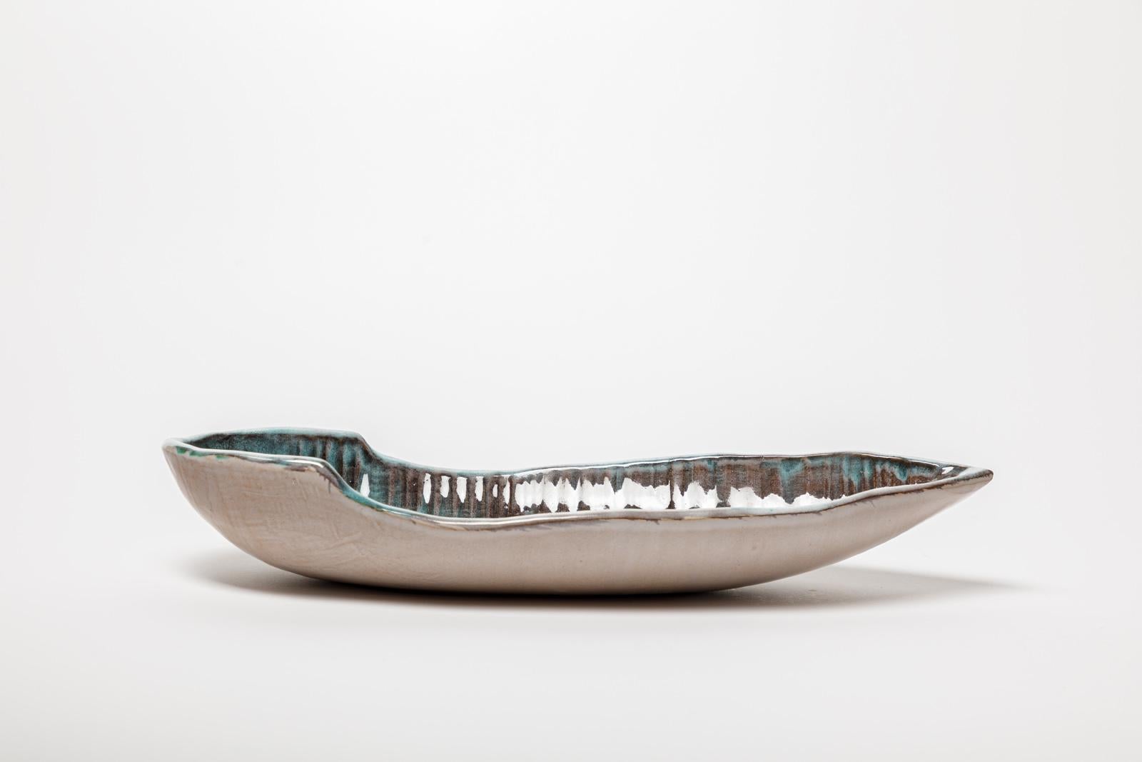 Grande piatto da portata in ceramica blu e bianca del XX secolo di Jean Austruy In condizioni ottime in vendita a Neuilly-en- sancerre, FR