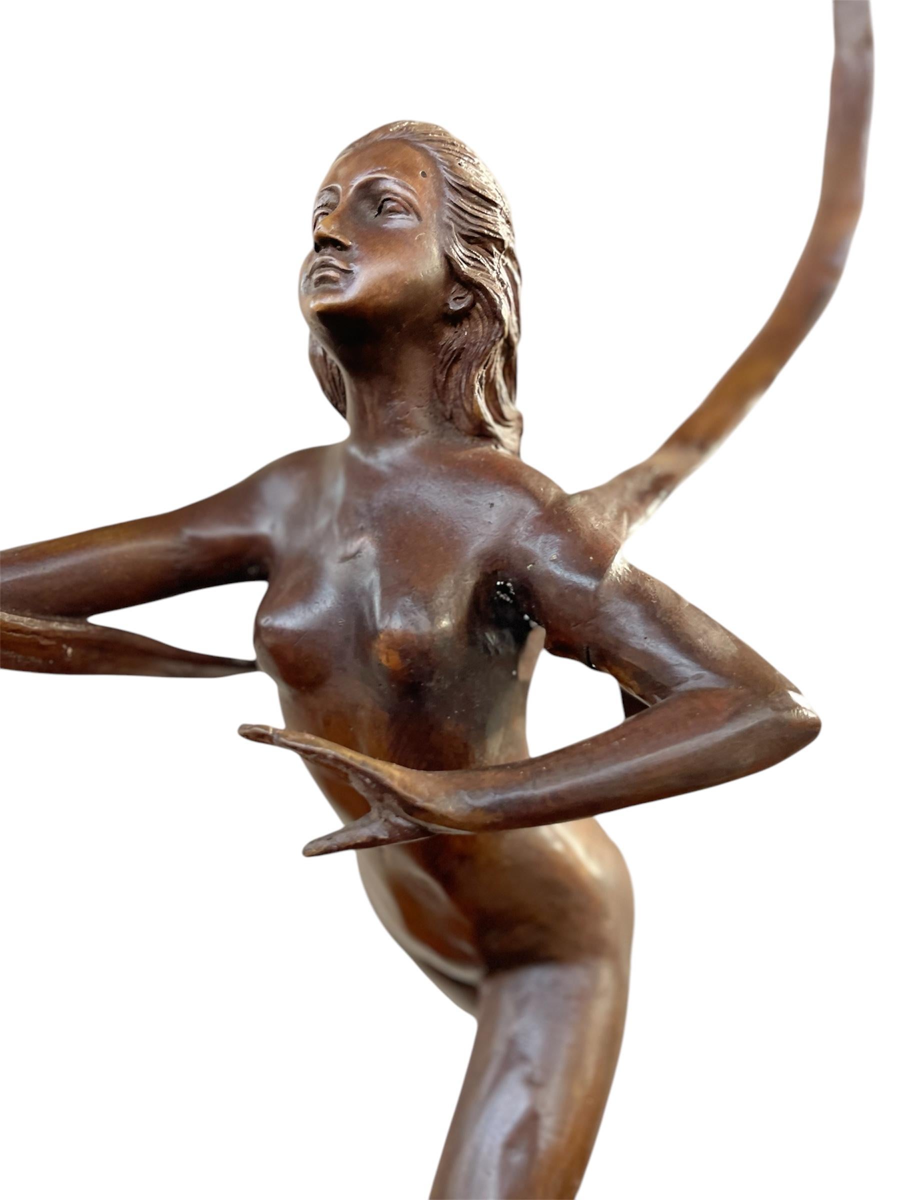 Questa scultura in bronzo di una ballerina di nastro femminile può essere un'aggiunta affascinante ed elegante a qualsiasi collezione o esposizione decorativa.

Questa figura femminile spesso enfatizza la grazia, l'eleganza e la bellezza. La posa e