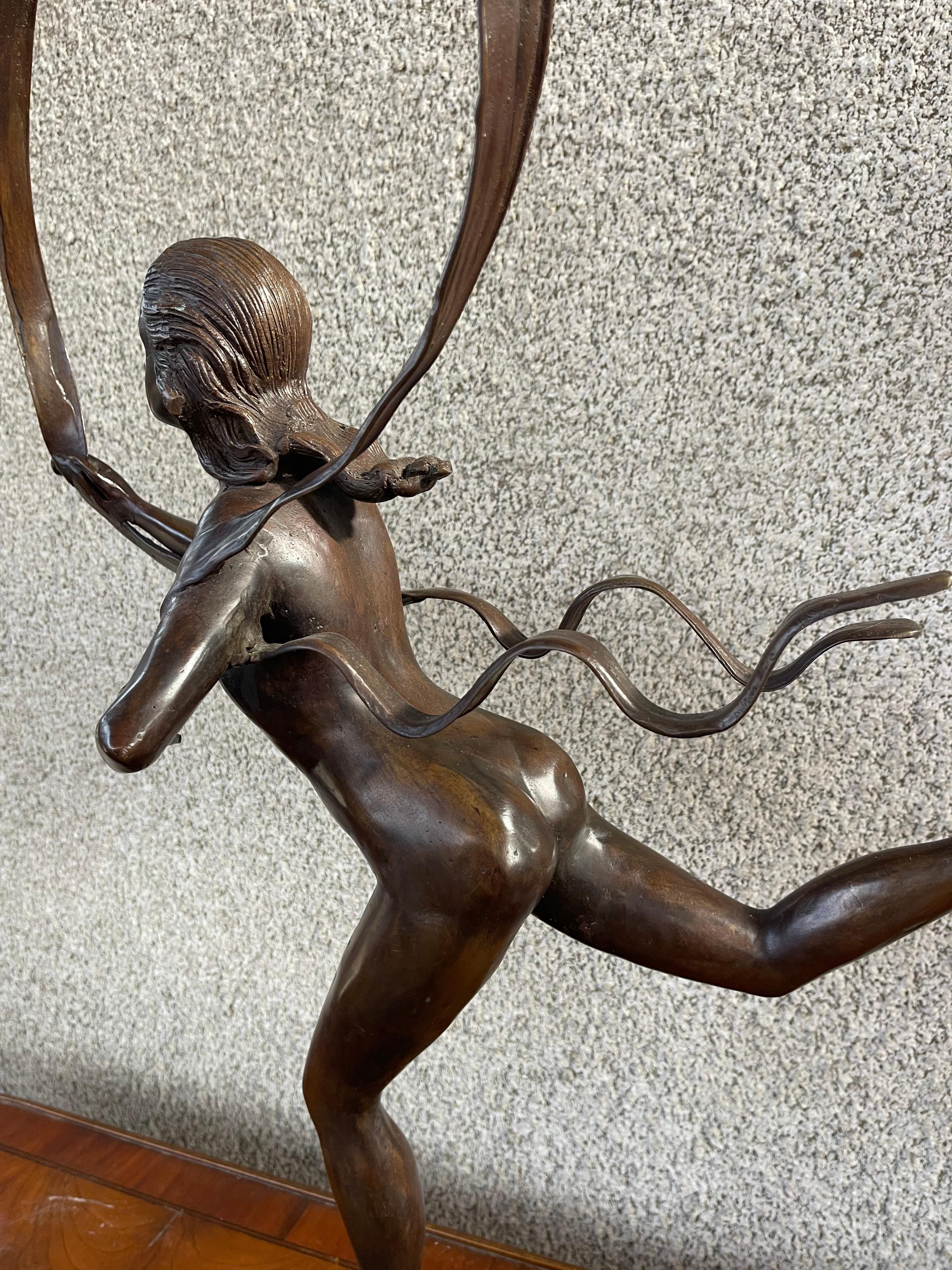 Dama da ballo a nastro in bronzo del XX secolo in vendita 1