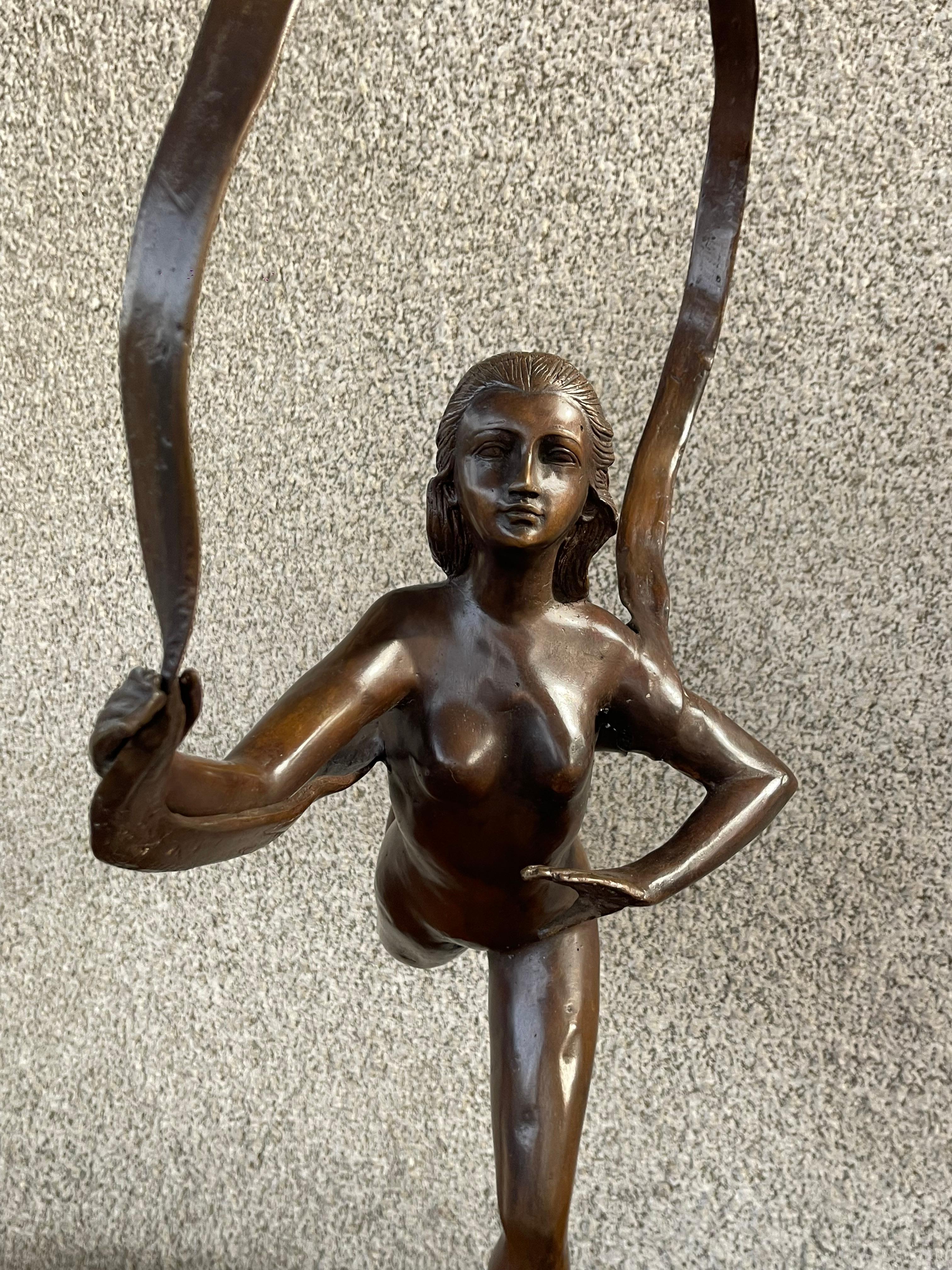 Dama da ballo a nastro in bronzo del XX secolo in vendita 3