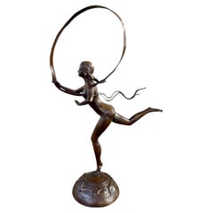 Siglo XX Dama de baile de grandes cintas de bronce