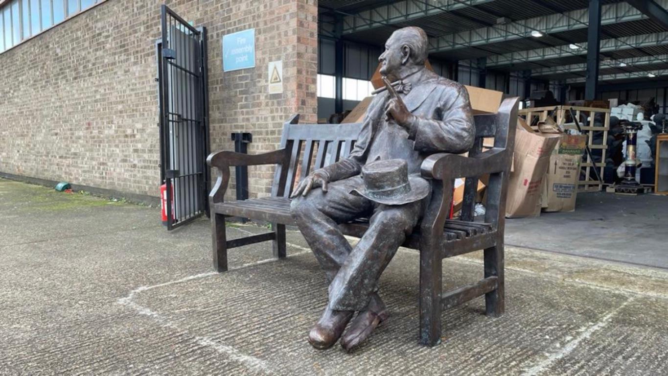 20th Century Large Bronze Winston Churchill on a Bench In Good Condition In Southall, GB