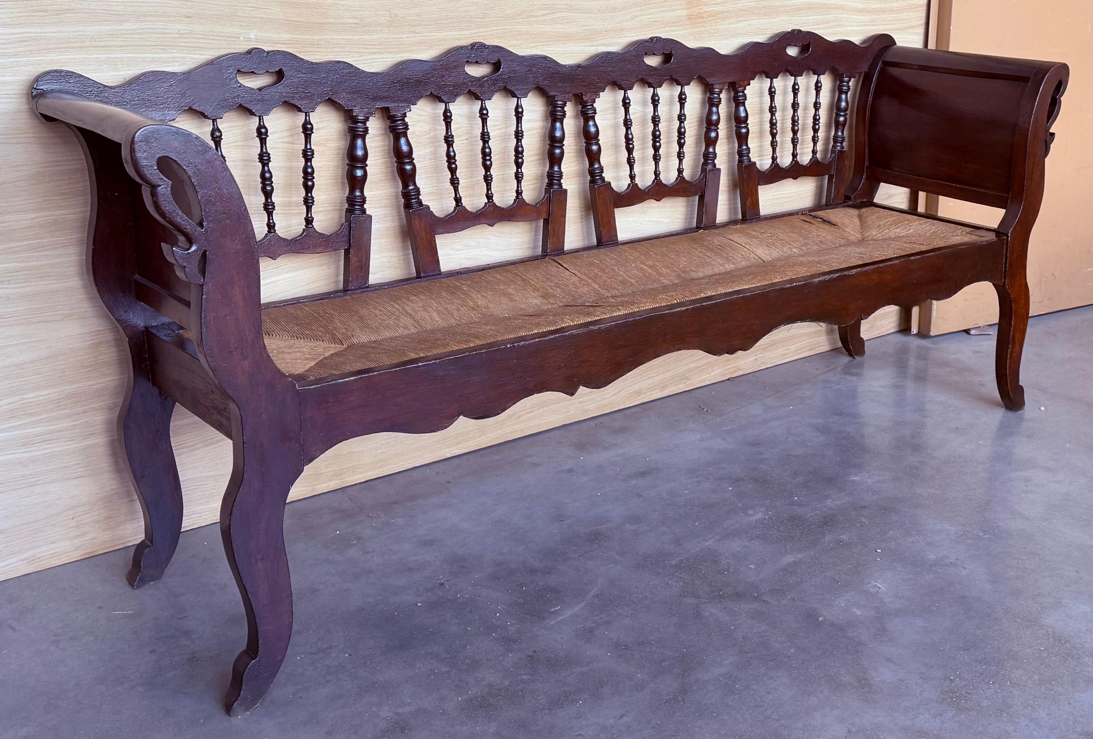 Gran Banco Catalán del Siglo XX en Nogal con Asiento de Caña en Bueno estado para la venta en Miami, FL