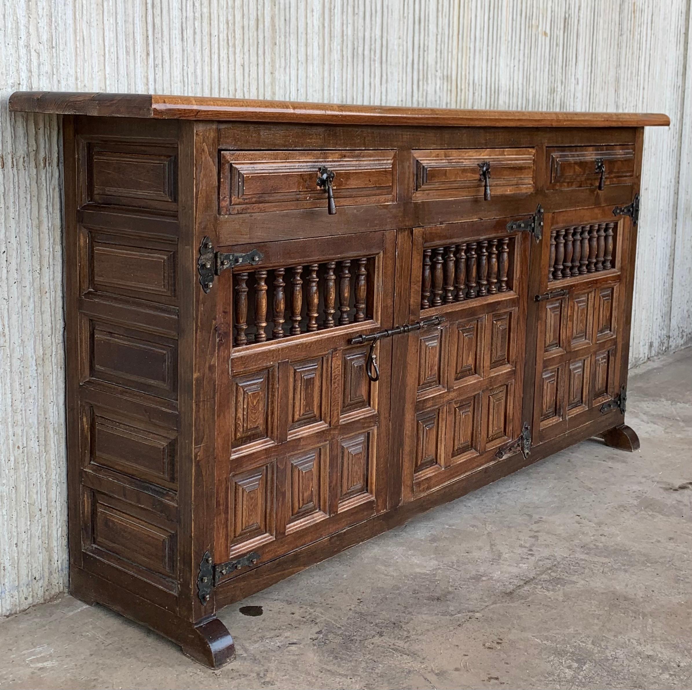 20th Century Large Catalan Spanish Baroque Carved Oak Tuscan Credenza or Buffet In Good Condition In Miami, FL